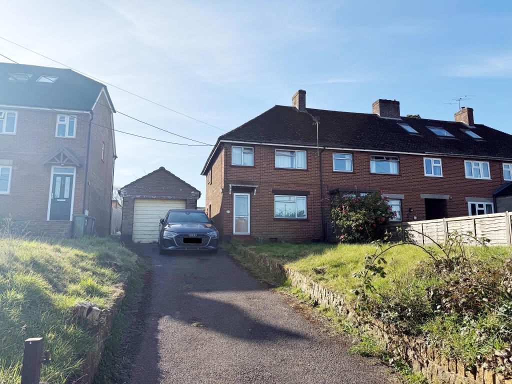 Lot: 88 - HOUSE ON A SUBSTANTIAL PLOT WITH PLANNING FOR AN ADDITIONAL DWELLING - External photo of main house with driveway